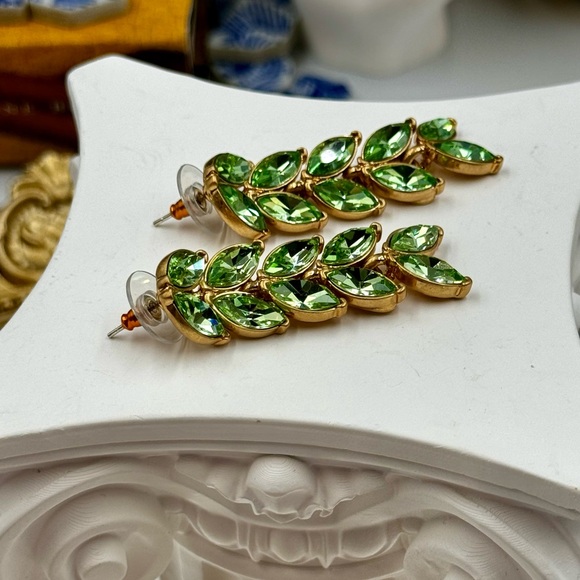 🆕 OSCAR DE LA RENTA 🧿 NWOT Crystal Leaves Drop Earrings, Green Gemstone - Picture 8 of 15